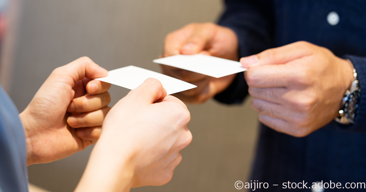 今さら聞けない 名刺交換のやり方 マナー Ng事例を徹底解説 Saleszine セールスジン